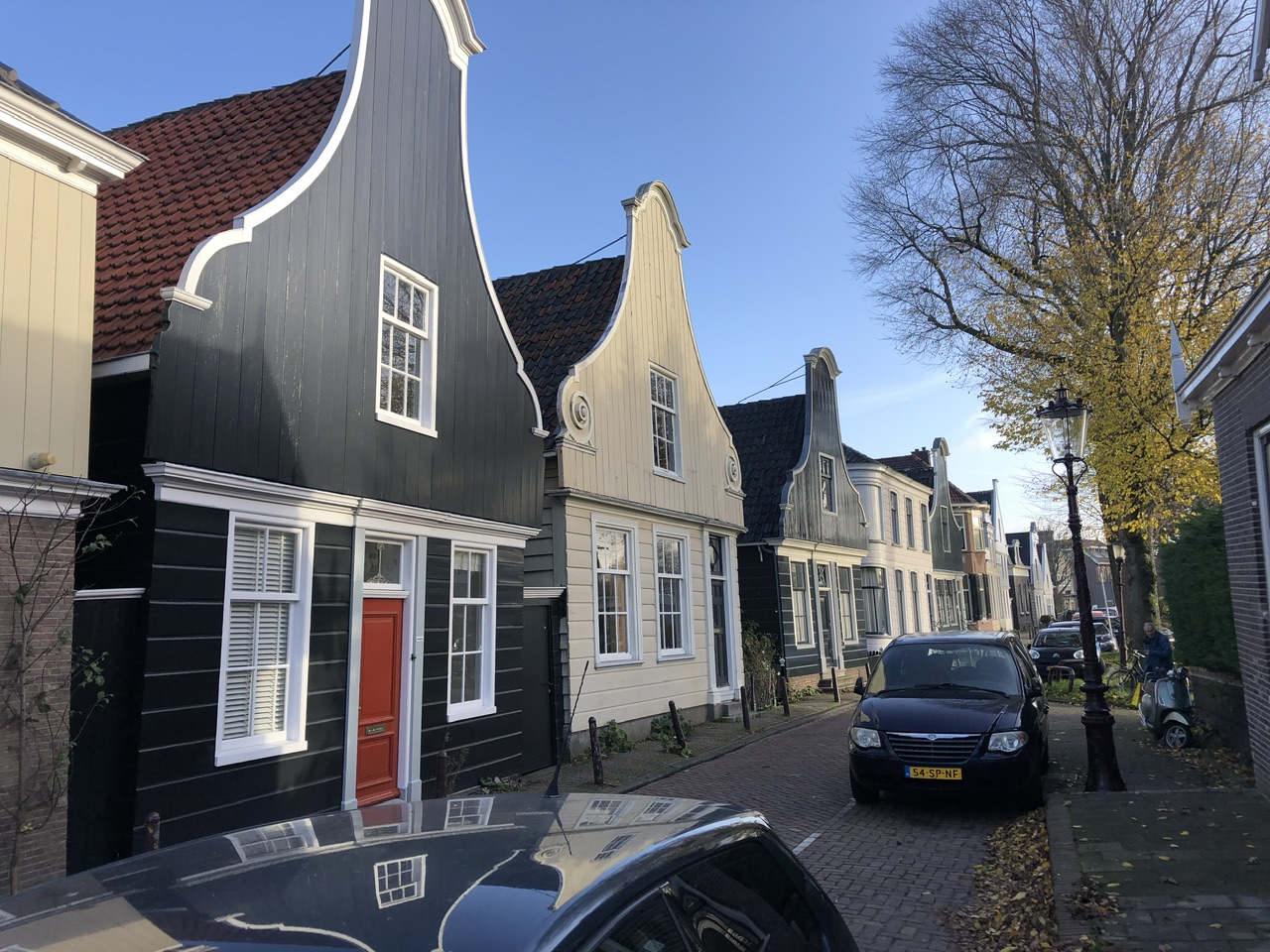 Landsby idyl og historiske dæmninger lige om hjørnet fra det centrale Amsterdam