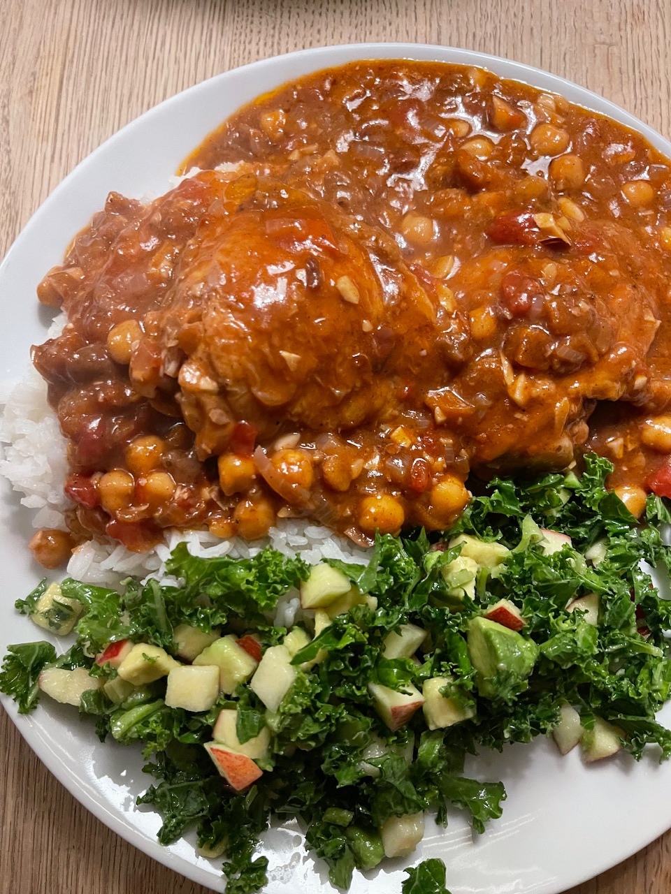 Kyllingegryde med abrikos, kanel og kikærter