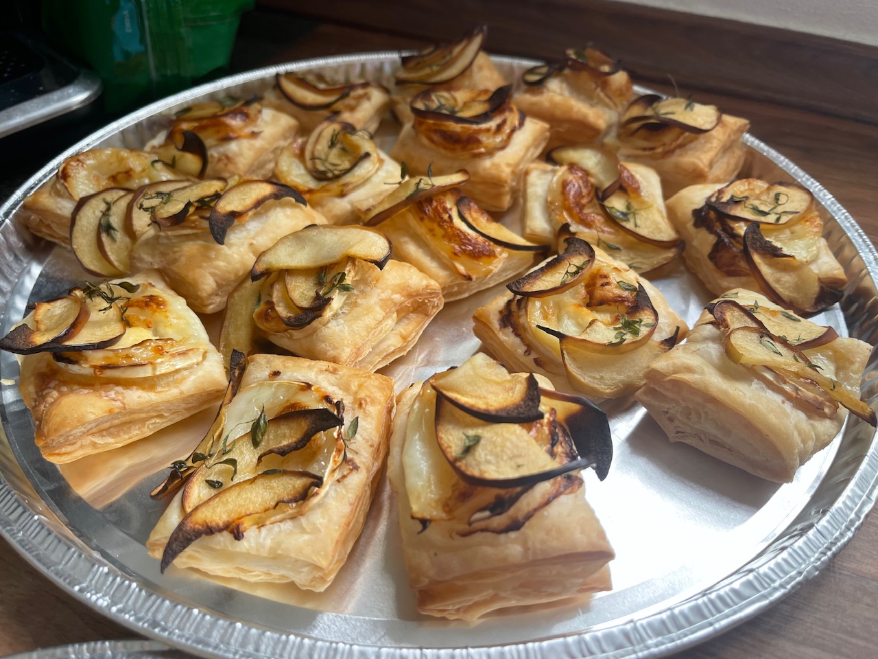 Butterdej med æble og gedeost