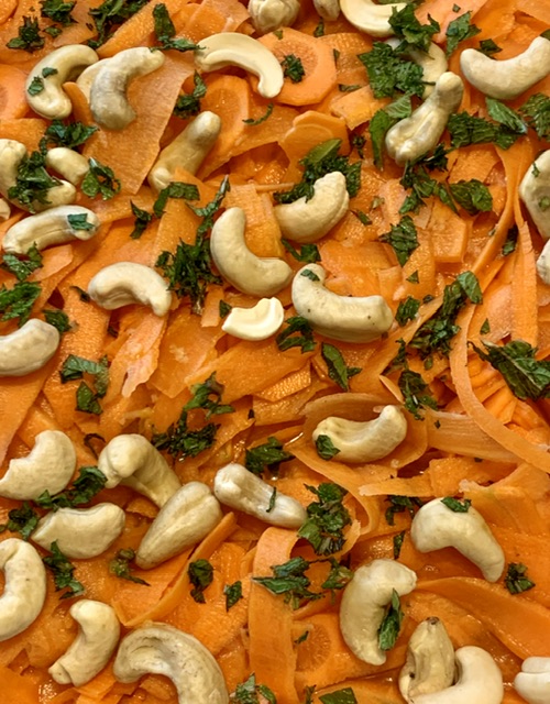 Gulerodssalat med ingefær, kardemomme og mynte