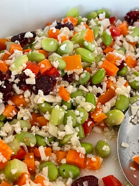 Fyldig blomkålssalat med edamamebønner