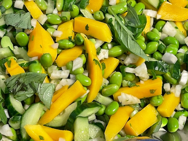 Salat med edamamebønner og mango