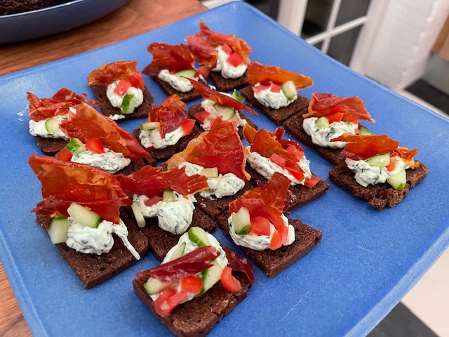 Dimsebrød med Serrano- eller parmaskinke