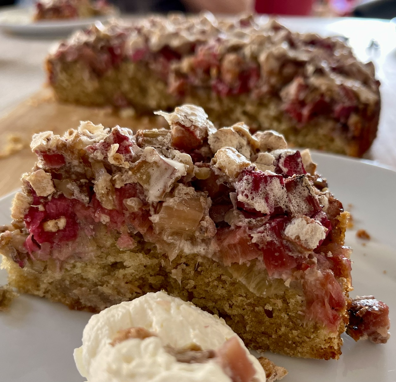 Rabarberkage med nøddemarengs