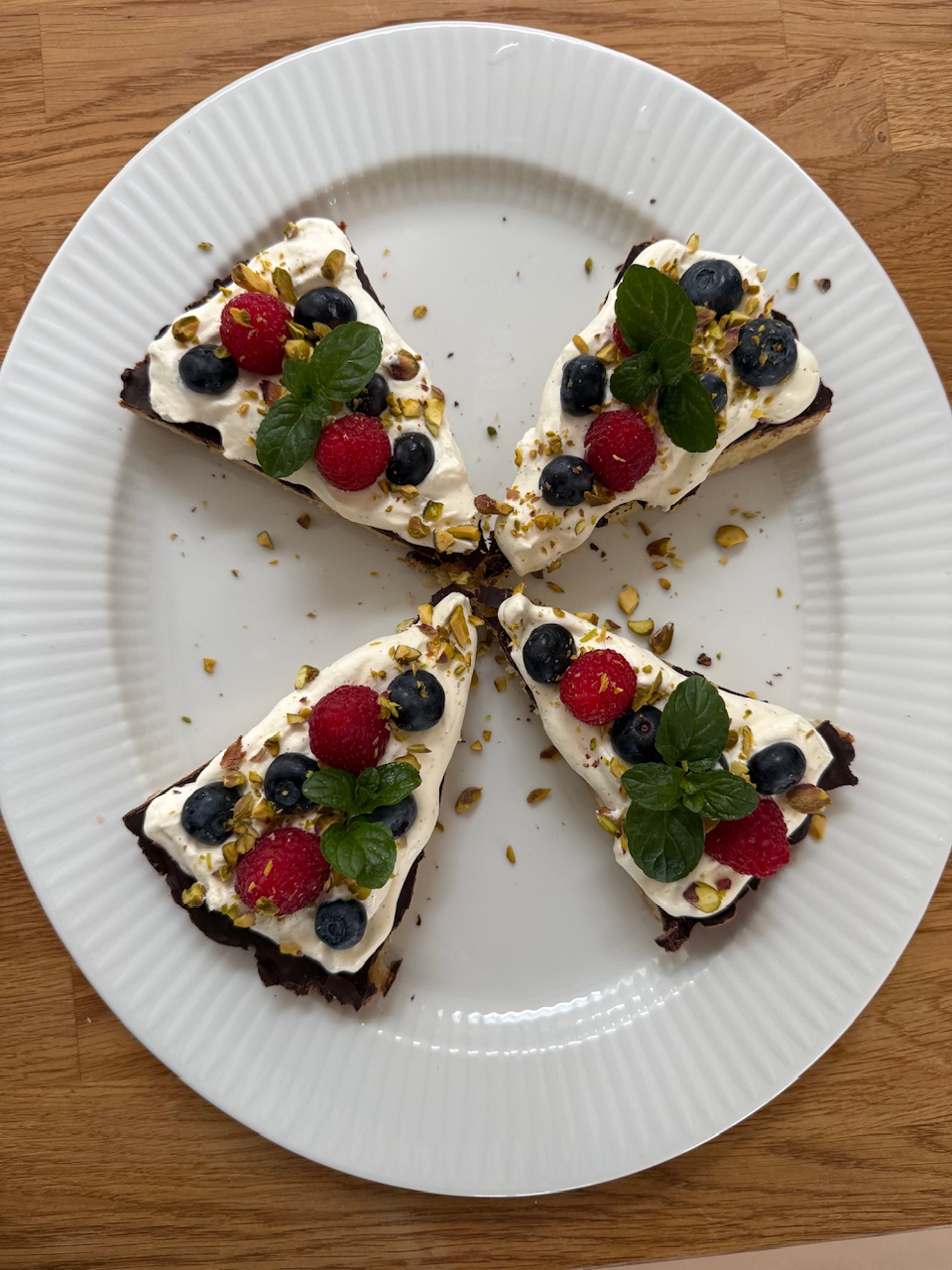 Marcipantærte med chokolade og bær