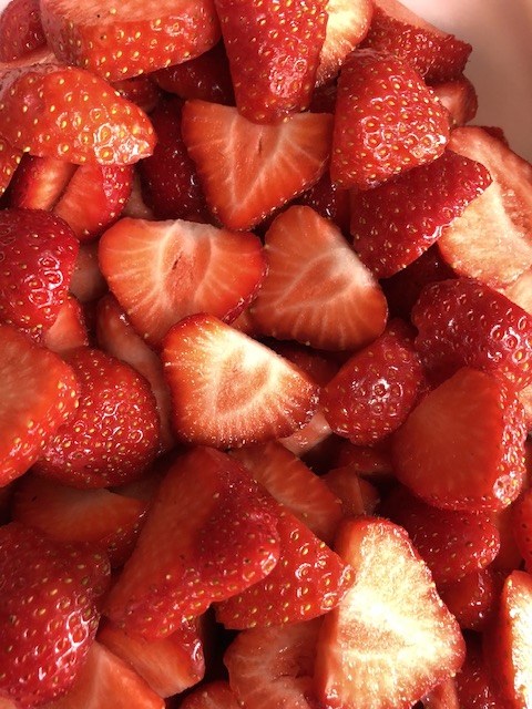 Kaffeis med ingefærmarinerede jordbær