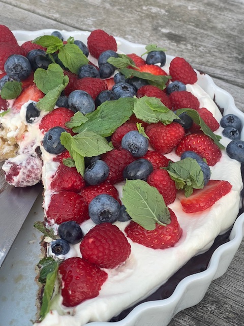 Marcipantærte med chokolade og bær