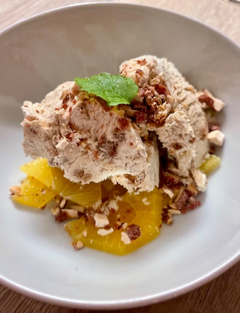 Brunkageis  med frisk appelsin