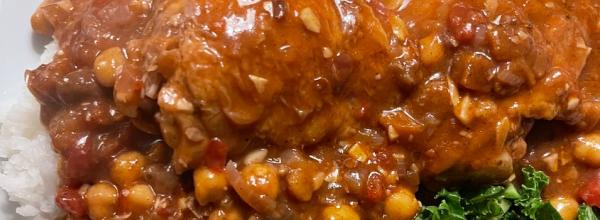 Kyllingegryde med abrikos, kanel og kikærter