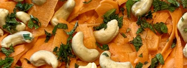 Gulerodssalat med ingefær, kardemomme og mynte