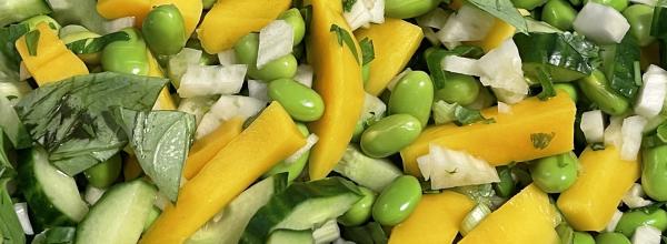 Salat med edamamebønner og mango
