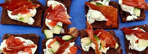 Dimsebrød med Serrano- eller parmaskinke