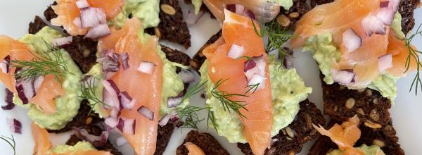 Dimsebrød  med laks og avokado