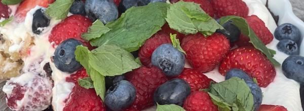 Marcipantærte med chokolade og bær